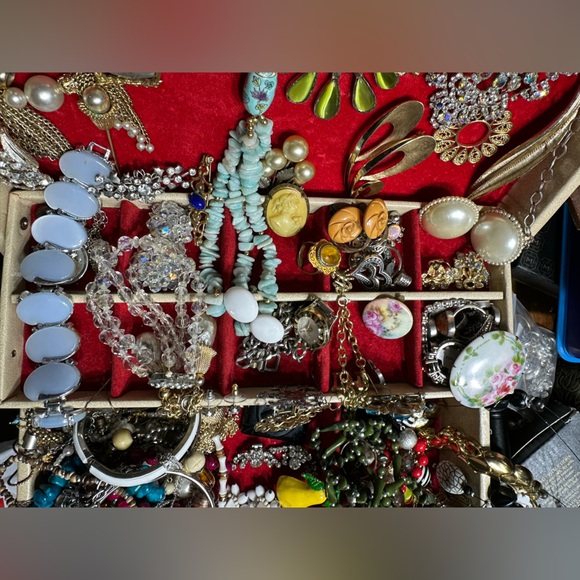 VINTAGE JEWELRY “WONDERS FOUND”
FOR A POSHMARK SHOW at 6PM ET - Picture 3 of 6